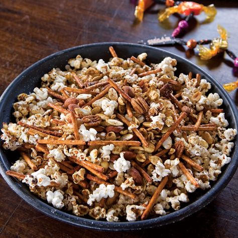 Sweet And Spicy Popcorn, Popcorn Mix Recipes, Spicy Popcorn, Popcorn Mix, Paula Deen Recipes, Popcorn Snacks, Pretzel Sticks, Vegetarian Curry, Mixed Nuts