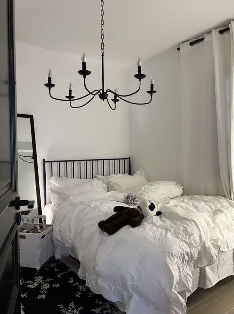 Xiaohongshu Aesthetic, White Room Decor Bedroom, Vintage Room Aesthetic, Elegant Vampire, Black White Rooms, Kitchen Quartz, Black White Bedrooms, Monochrome Bedroom, Black Bed Frame