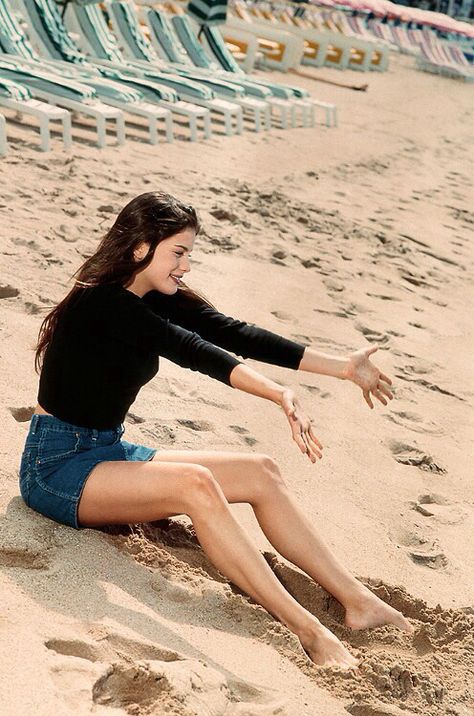 Liv Tyler Style, Liv Tyler 90s, Aurelie Bidermann, Steven Tyler, Liv Tyler, Aerosmith, Woman Crush, Looks Vintage, The Sand