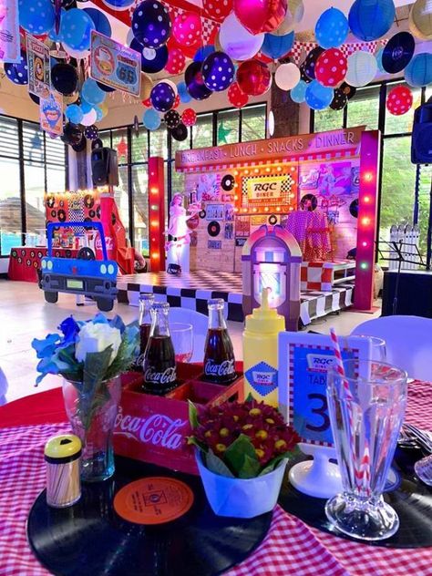 Diners Retro Night Party - Birthday Party Ideas & Themes Retro Theme Party Decoration, Vintage Theme Party, Retro Party Decorations, Retro Theme Party, Holiday Drinks Christmas, Modern Christmas Party, Vintage Party Theme, 50s Theme Parties, Retro Birthday Parties