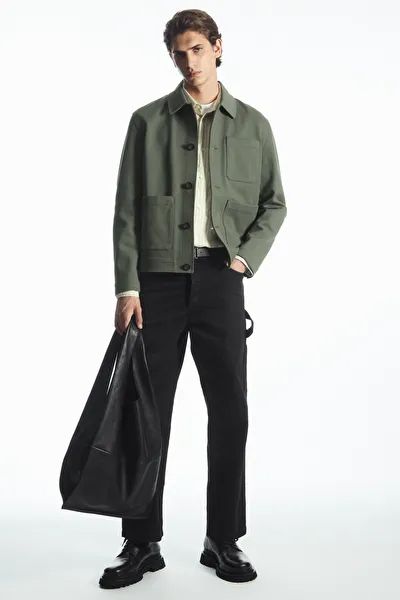 Olive Jacket Outfit, Workwear Fashion Men, Minimal Mens Fashion, Olive Green Pants Outfit, Utility Jacket Outfit, Cos Outfit, Modern Workwear, Cos Man, Green Pants Outfit