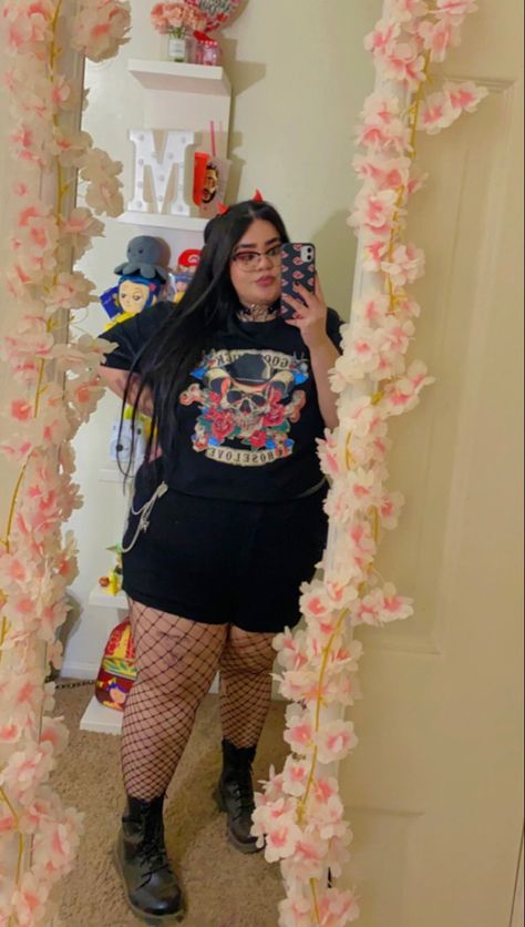 Plus Size E Girl, Chubby Goth Girl, Gothgirl Aesthetic, Plus Size Concert Outfit, Chubby Goth, Plus Size Alt Fashion, Chubby Girl Outfits, Outfits Alternative, Plus Size Fall Outfit