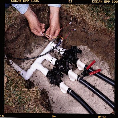 How to Install a Sprinkler System - Installing an Underground Sprinkler System Sprinkler System Diy, Sprinkler System Installation, Irrigation System Diy, Lawn Sprinkler System, Sprinkler Repair, Ideas Jardin, Lawn Irrigation, Underground Sprinkler, Sprinkler Irrigation