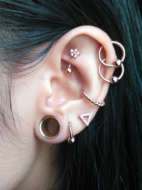 Ear Stretching Aesthetic, Stretched Ears Aesthetic, Curated Piercings, Small Stretched Ears, Earring Placement, Stretch Ears, Aesthetic Piercings, Piercings Aesthetic, Curated Ears