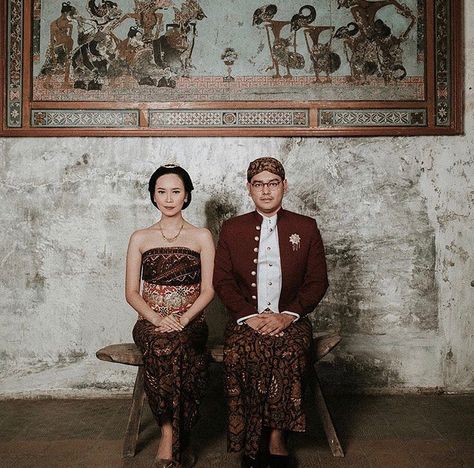 #Traditional #Prewedding #PreweddingPhotography #PreweddingIdeas #Javanese #Indonesia Maudy Ayunda Prewedding, Prewed Jawa Klasik, Javanese Decoration, Prewedding Jawa Klasik, Javanese Prewedding, Prewedding Traditional, Prewedding Adat, Pose Prewedding, Javanese Wedding