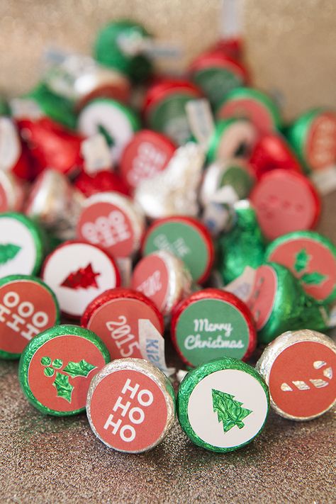 DIY your own Hershey Kiss Christmas stickers using the Cricut Explore and our free cut files! Kiss Template, Wedding Freebies, Hershey Kiss Stickers, Hershey Kiss, Christmas Craft Fair, Cricut Tips, Gold Christmas Decorations, Kiss Stickers, Label Stickers