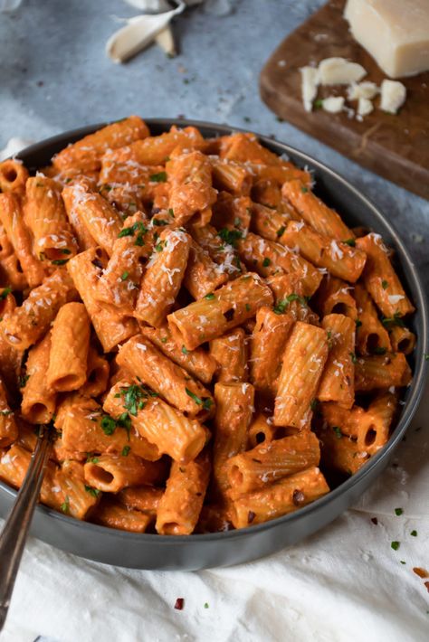 Creamy Marinara Pasta Recipes, Creamy Tomato Pasta Sauce Recipes, Heavy Cream Tomato Pasta Sauce, Tomato Rigatoni Pasta, Pasta With Creamy Tomato Sauce, Healthy Red Pasta Recipes, Pasta Creamy Sauce, Spicy Creamy Tomato Pasta, Creamy Tomato Rigatoni