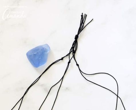 How to make a macrame sea glass necklace step 6 Stone Wrapping Macrame, Macrame Sea, Crystal Necklace Diy, Beach Crafts Diy, Sea Glass Decor, Easy Macrame, Fun Beach, Sea Glass Crafts, Necklace Tutorial