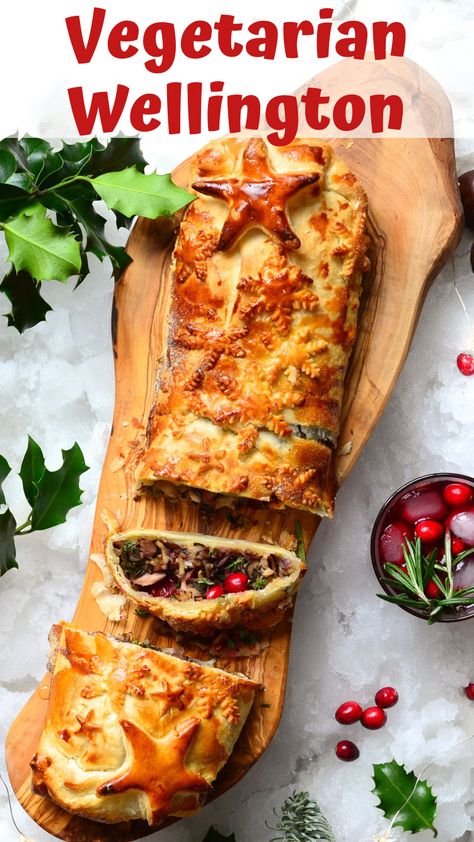 A delicious vegan mushroom wellington with a mushroom, kale, quinoa, chestnut & cranberry filling- for a wonderful vegetarian or vegan Christmas dinner! Plus, it can be made in under an hour and be pre-prepared earlier and heated up on the day! Christmas Wellington, Christmas Main Course, Vegetarian Wellington, Veg Pie, Cranberry Filling, Vegan Wellington, Mushroom Kale, Vegetarian Christmas Dinner, Veggie Christmas