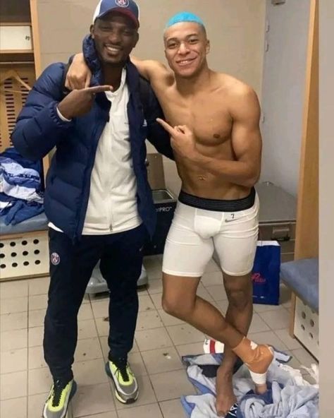 French Football Players, Ghost Photography, Classy Outfits Men, Kylian Mbappe, Soccer Guys, Funny Emoji, Football And Basketball, American Rappers, Football Fans