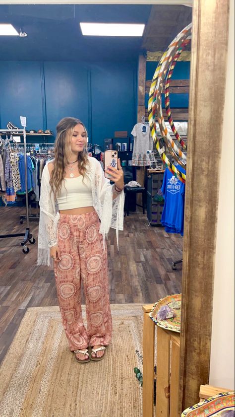 Fun School Outfits Aesthetic, Stevie Nicks Casual Style, Flowy Artsy Outfits, Basic White Mom Outfit, Steve Nicks Concert Outfit, 70s Boho Outfits, Lizzy Mcalpine Concert Outfits, Hippy Concert Outfit, Sublime Aesthetic Outfit