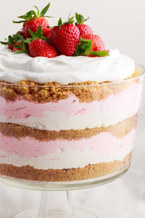 This gorgeous layered strawberry lasagna trifle is a tiered version of everyone's favorite potluck sweet treat, dessert lasagna. This trifle is packed with rich cheesecake and refreshing strawberry flavors. Summer Trifle Desserts, Easter Trifle Desserts, Strawberry Lasagna, Summer Trifle, Trifle Bowl Recipes, Dessert Lasagna, Trifle Cake, Trifle Dessert Recipes, Rich Cheesecake