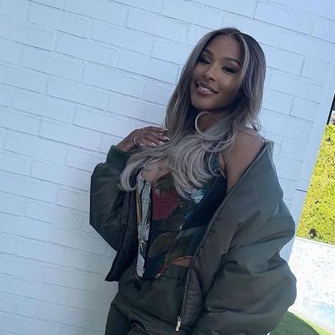 TheYBF on Instagram: "Wife behavior with #SavannahJames. 👩🏽💚🤎" Savannah James, Everyday Clothes, Dope Hairstyles, Fashionista Clothes, Savannah, Savannah Chat, Nba, Black Women, Fashion Inspo