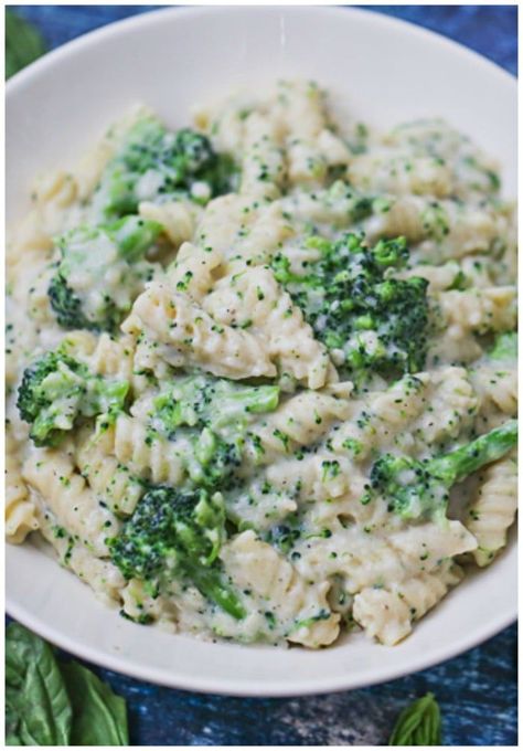 Alfredo Broccoli, Broccoli Alfredo Pasta, Mediterranean Vegan, Vegan Pasta Sauce, Vegan Broccoli, Italian Diet, Vegan Entrees, Broccoli Alfredo, Vegetarian Italian