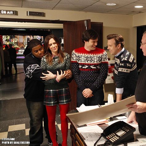 Backstage during rehearsals for Jimmy Fallon's monologue. I like the way Keanan Thompson is holding on to her. Snl Backstage, Snl Cast, Snl Cast Members, Lonely Island, Improv Comedy, Bill Hader, It's Saturday, Jason Sudeikis, Kristen Wiig