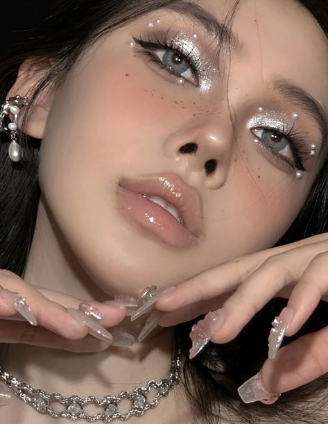 Silver Makeup Looks Brown Eyes, Makeup Idea Aesthetic, Eye Makeup Ideas Silver, Homecoming Glam Makeup, Silver Makeup Halloween, Black And White Douyin Makeup, Black And White Festival Makeup, Easy Futuristic Makeup, Makeup Ideas Black And White