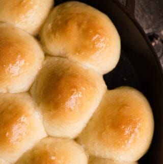 Dinner Rolls In Cast Iron Skillet, Skillet Rolls Cast Iron, Cast Iron Skillet Rolls, Cast Iron Rolls, Cast Iron Dinner Rolls, Skillet Dinner Rolls, Small Batch Dinner Rolls, Cast Iron Bread Recipes, Appetizer Desserts