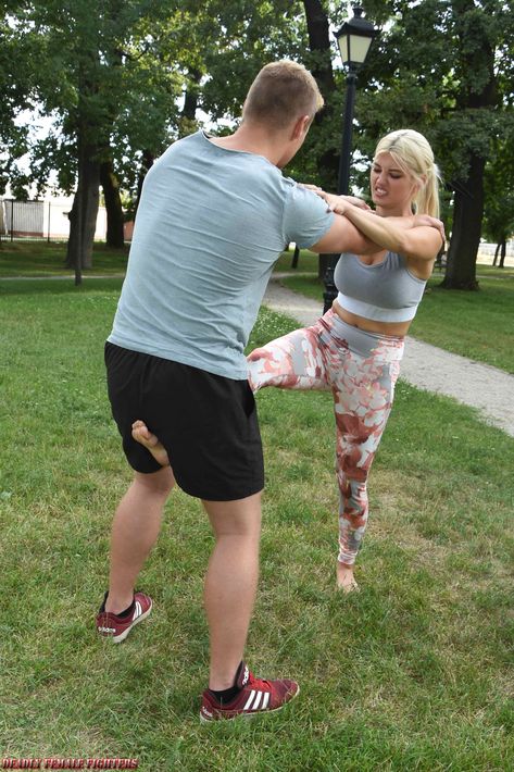 Women Martial Arts, Male Vs Female, Women Karate, Self Defense Moves, Self Defense Women, Height Difference, Female Martial Artists, Martial Arts Girl, Feminine Mystique