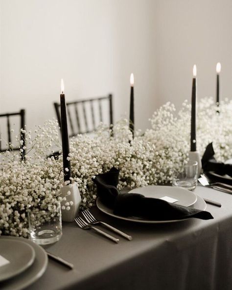 WeddingsbySamantha on Instagram: “I love this classic moody colour pallet for this table setting. So simple with such beautiful details... When creating your wedding…” Moody Wedding Ideas, Black Wedding Table Setting, Black Wedding Table, Monochromatic Wedding, Moody Wedding Photography, Monochrome Weddings, Black And White Wedding Theme, Wedding Table Setting, Breath Flowers