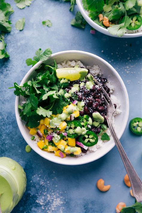 Black Bean Bowls Black Bean Bowls, Bean Bowls, Coconut Lime Rice, Lime Rice Recipes, Vegetarian Bowls, Chelsea's Messy Apron, Healthy Bowls Recipes, Mind Diet, Cilantro Sauce