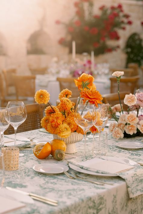 Centerpieces with the eccentric color palette and the fruits spread on the table. The flower arrangements with hand-worked roses. The green toile-de-jouy gives a beautiful touch, harmonizing all the colors in a surprising way. Toile Wedding Table, Wedding Centerpieces With Fruit, Citrus Wedding Palette, Tomato Wedding Decor, Grapefruit Centerpiece, Green Toile Wedding, Colorful Wedding Tablescape, Spring Tablescapes Ideas, European Summer Wedding