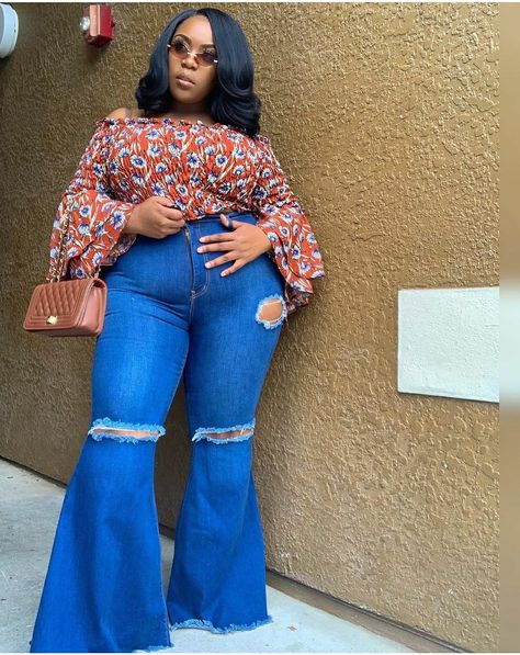 Bell Bottom Jeans Outfit Fall, Plus Size 70s Fashion, Chubby Girl Fashion, Bell Bottom Jeans Outfit, Black Women Dress, Jeans Outfit Fall, Flattering Outfits, Stylish Mom, Curvy Girl Outfits