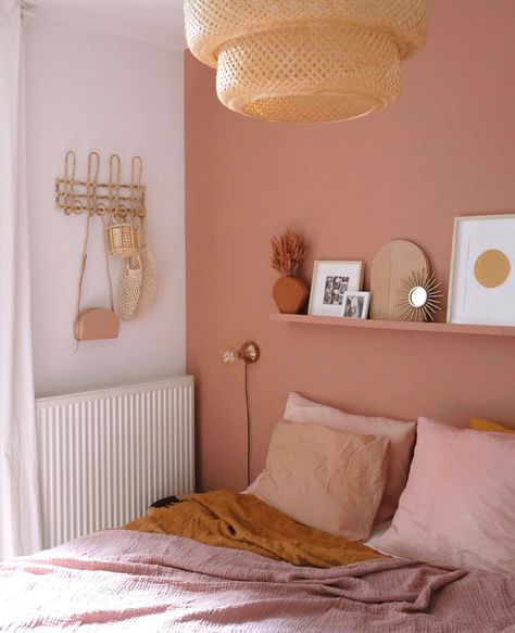 Déco chambre bohème rose, mur chambre peinture rose terracotta, suspension Ikea cannage chambre, patère en rotin ligne de lit en lin rose et terracotta, étagère murale rose tête de lit. Pink Bedroom Walls, Pink Bedrooms, Boho Bedroom Decor, Boho Room, Pink Bedroom, Pink Room, Bedroom Boho, Decor Minimalist, Pink Walls