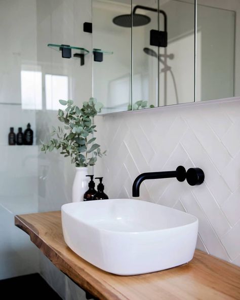 Mid Century Bathroom, Bathroom Inspiration Modern, Bad Inspiration, Bathroom Design Decor, Bathroom Inspiration Decor, Bathroom Inspo, Bathroom Renos, Laundry In Bathroom, White Tiles