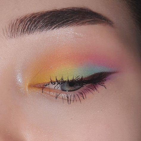 Bright colorful makeup rainbow Subtle Rainbow Eyeshadow, Subtle Pride Makeup Looks, Soft Rainbow Makeup, Watercolor Eye Makeup, Colorful Minimal Eye Makeup, Pride Makeup Subtle, Eyeshadow Inspiration Colorful, Easy Rainbow Eye Makeup, Pastel Rainbow Eyeshadow