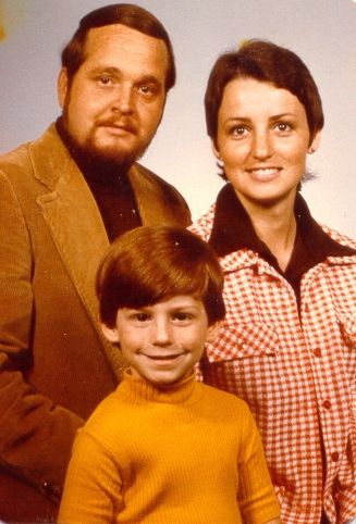 ❥ I dubbed this 70's portrait of my sister and her family, "The Midnight Special"~ Gary looks like Wolfman Jack, Linda looks like Joan Baez, and Corey looked like Alfred E. Newman. I love my family. :) 1960s Family Portraits, 50s Family Photos, 70s Family Portrait, Family Reference Poses, Fish Photoshoot, Space Clothes, 70s Photoshoot, Beatiful Day, Wolfman Jack