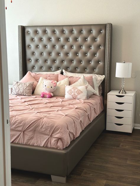 Gray Bed Frame Bedroom Ideas, Girly Bedroom Ideas For Women, Grey Headboard Bedroom Ideas Decor, Girly Bedroom Ideas, Bedroom Ideas For Women, Dorm Room Styles, Room Organization Bedroom, Pink Bed, Grey Bed Frame