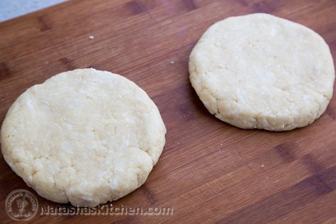 This flaky cream cheese Pie Crust is my go-to recipe for pie crust. It bakes beautifully and doesn't become soggy. It can be used for any kind of pie. Cream Cheese Pie Crust Recipe, Recipe For Pie Crust, Cheese Pie Crust, Cream Cheese Pie Crust, Decorative Pie Crust, Flaky Pie Crust Recipe, Cream Cheese Pastry, Pie Dough Recipe, Pie Crust Dough