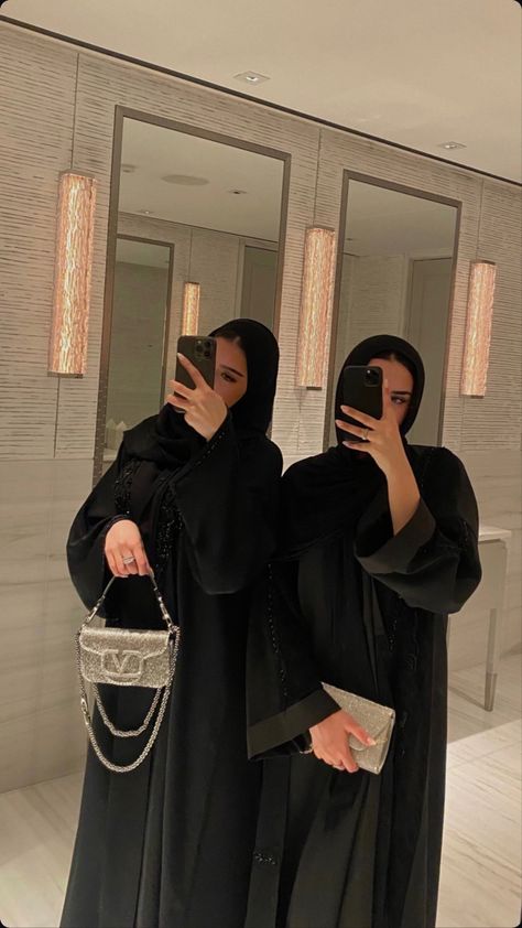 Saudi Abaya Aesthetic, Abaya Pictures, Rich Arab Aesthetic, Khaliji Aesthetic, Khaleeji Hijab, Saudi Lifestyle, Ra Aesthetic, Emirati Women, Fancy Abaya