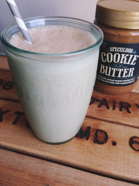 Trader Joe's Cookie Butter Smoothie Recipe - 1 cup Almond Milk, 2 tbs spoons cookie butter, 1/4 cup of oats, handful of ice Cookie Butter Smoothie, Trader Joes Cookie Butter, Smart Eating, Spoon Cookies, Speculoos Cookie Butter, Speculoos Cookies, Sweet Bites, Trader Joes Recipes, Vitamix Recipes