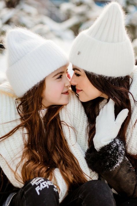 Mom And Daughter Snow Pictures, Winter Mom And Daughter Photos, Snow Mommy And Me Pictures, Mother Daughter Holiday Photos, Mom And Daughter Winter Photoshoot, Mom And Me Christmas Photos, Mom Daughter Christmas Pictures, Mom And Daughter Christmas Photos, Family Snow Photoshoot