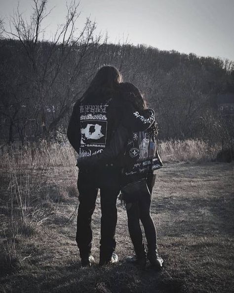 Punk Couple, Rock Couple, Emo Couples, Emo Love, Punk Culture, Dark Love, Eddie Munson, Metal Girl, Estilo Punk