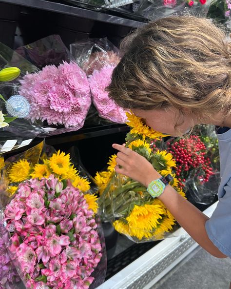 Smelling Flowers Aesthetic, Style Roots Flower, Elsa Core, Girl Smelling Flowers, Pumpkin Patch Photoshoot, Smelling Flowers, Flowers Aesthetic, Flowers Summer, Shy Girls