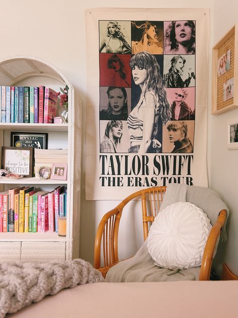 Cute Taylor Swift Decor, Taylor Swift Rooms Ideas, Aesthetic Bedroom Ideas Taylor Swift, Taylor Swift Lover Room Decor, Bedroom Inspo Taylor Swift, Room Inspiration Bedroom Taylor Swift, Dorm Room Taylor Swift, Eras Tour Tapestry, Bedroom Inspirations Taylor Swift