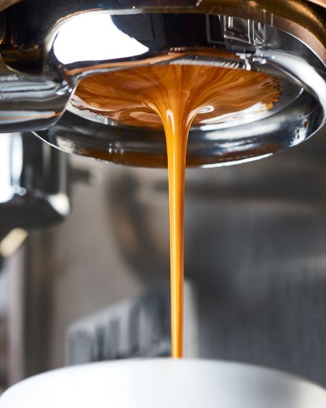 Cold Brew Coffee vs. Espresso: Ultimate Guide for Coffee Lovers The Smell Of Coffee, Types Of Coffee Beans, Apple Hill, Cold Brew At Home, Coffee Brewing Methods, Ground Coffee Beans, Coffee Nook, Caffeine Content, Home Coffee Bar