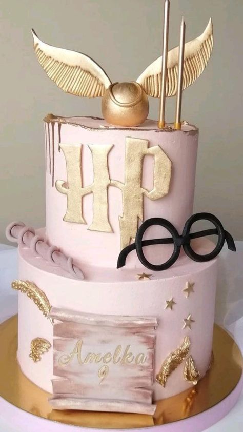 Harry Potter 2 Tier Cake, Harry Potter Pink Cake, Pink And Gold Harry Potter Birthday, Harry Potter Cakes Ideas, Pink Harry Potter Cake, Harry Potter 1st Birthday Cake, Pink Harry Potter Birthday Party, Harry Potter Dort, Dort Harry Potter