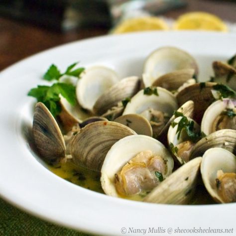 Clams in Wine, Garlic and Herb Broth She Cooks, Steamed Clams, Clam Recipes, Portuguese Recipes, Seafood Dishes, Comfort Foods, Fish And Seafood, I Love Food, Fish Recipes