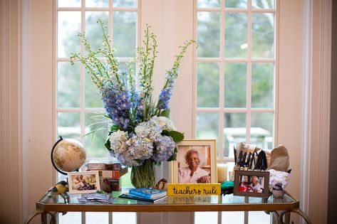 Memorial Service Urn Display, Cremation Boxes, Cremation Services, Memory Table, Memorial Ceremony, Table Display, Memorial Service, Salon Design, Celebration Of Life