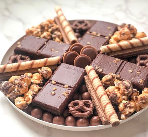 Chocolate pie should become a norm! #darkchocolate #wafer #martini #cookies #snack #delicious #pirouline #shareaswirl #snackglam Pirouline Recipe, Dessert Board Ideas, Martini Cookies, Pretzels Chocolate, Dessert Boards, Babby Shower, Dessert Board, Chocolate Dreams, Chocolate Pie