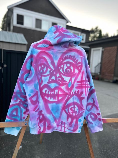 Graffiti Hoodie Street Art, Graffiti Clothes Diy, Spray Paint Sweatshirt, Spray Paint Clothes, Spray Paint Hoodie, Sweatshirt Painting, Painted Apparel, Painted Hoodie, Painted Sweatshirt