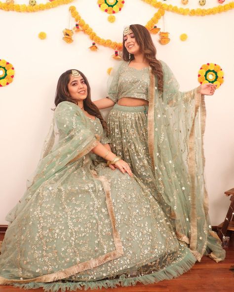 Sisters Photoshoot Poses, Indian Wedding Lehenga, Diwali Outfits, Indian Outfits Lehenga, Sisters Dress, Twin Outfits, Party Wear Indian Dresses, Pakistani Dress Design, Indian Fashion Dresses