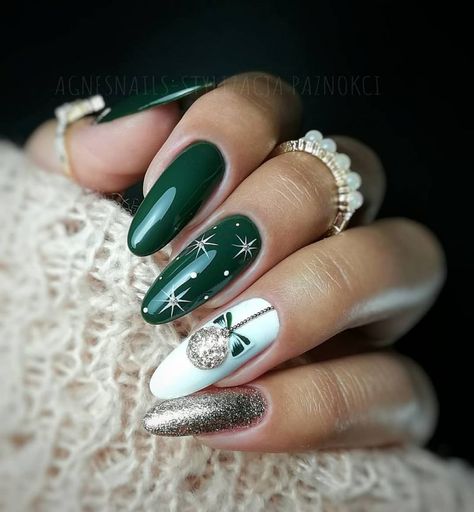 Glam Nail Design with Christmas Baubles #christmasnails #christmas #christmasnailsdesign Green Christmas Nails, Nails Festive, Christmas Nail Colors, Green Nail Designs, Winter Nails Acrylic, Cute Christmas Nails, Christmas Nail Art Designs, Christmas Nails Acrylic, Winter Nail Art