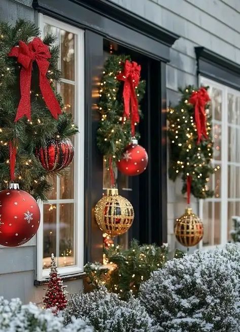 30+ Genius Christmas Front Porch Decorating Ideas - HubPages Xmas Outside Decor, Xmas Outside Decorations, Christmas Decoration Ideas Outdoor, Outdoor Victorian Christmas Decorations, Beautiful Outdoor Christmas Decor, Xmas House Decorations Outside, Christmas Exterior Decor Ideas, Christmas Door Decorations Outdoor, Outdoor Christmas Decorating Ideas