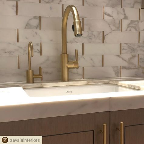 Luxury Kitchen Backsplash Ideas, Kitchen Calacatta Gold, Calacatta Gold Backsplash, Gold Marble Backsplash, Gold Backsplash Kitchen, Gold Tiles Kitchen, Kitchen Calacatta, Gold Grout, Gold Backsplash