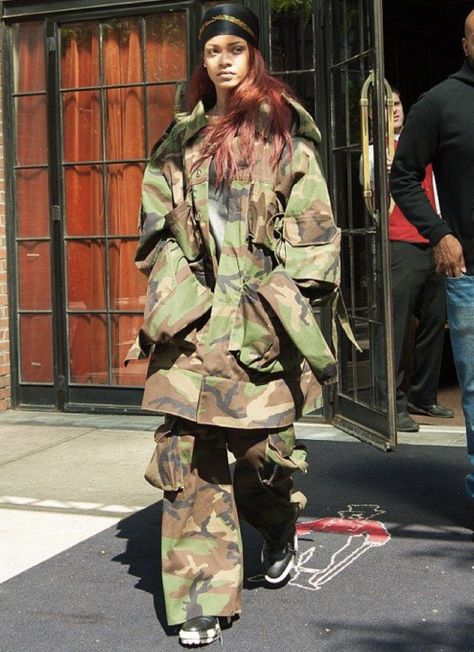 How To Style Camouflage Pants, Rihanna 2024, Rihanna Daily, Rihanna Dress, Rihanna Street Style, Looks Rihanna, Boyish Style, Rihanna Outfits, Rihanna Looks