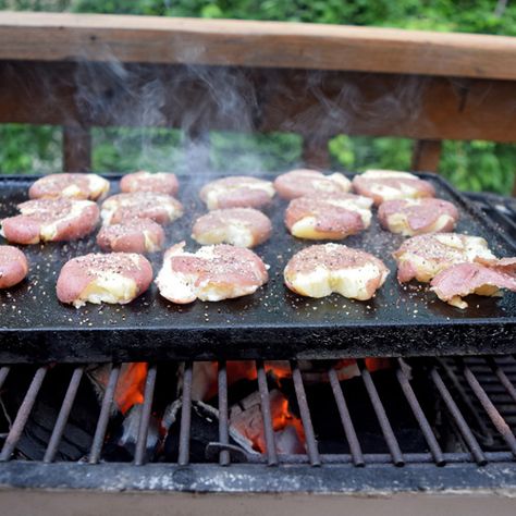 Potatoes On The Grill, Smashed Red Potatoes, Red Bliss Potatoes, Red Potato Recipes, Smashed Potatoes Recipe, Small Grill, Crispy Smashed Potatoes, Bbq Burgers, Grilled Potatoes